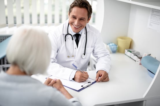 Médico atendendo uma paciente.